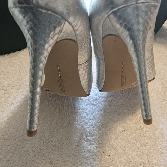 Vince Camuto metallic silver 4 inch heel - Picture 15 of 16